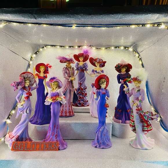 Red Hat Society figurines, 9 Collectable Dolls - Picture 3 of 8